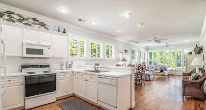 Beautiful 2BR 2BA Lakeside Villa with Lake Views