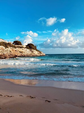 Beach nearby, sun-loungers, beach towels - Sonne, Ruhe, Leuchtend Turkisblaues Wasser und Feinster Sandstrand (Cala Mendia)