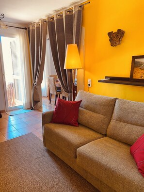 Smart-tv, een open haard en een printer