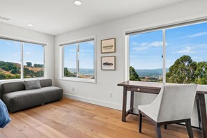 TV, fireplace - Eagle Ridge - 3 BD with Pool and Views (Penngrove)