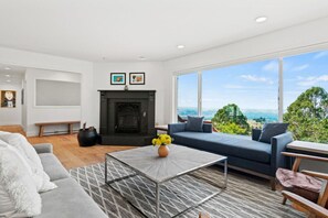 TV, fireplace - Eagle Ridge - 3 BD with Pool and Views (Penngrove)