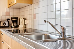 Réfrigérateur, micro-ondes, plaque de cuisson, lave-vaisselle