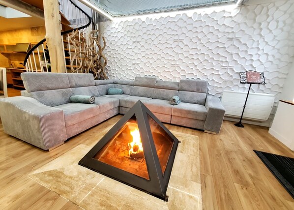 Smart-TV, Tischtennisplatte, Bücher