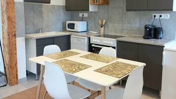 Réfrigérateur, micro-ondes, four, plaque de cuisson