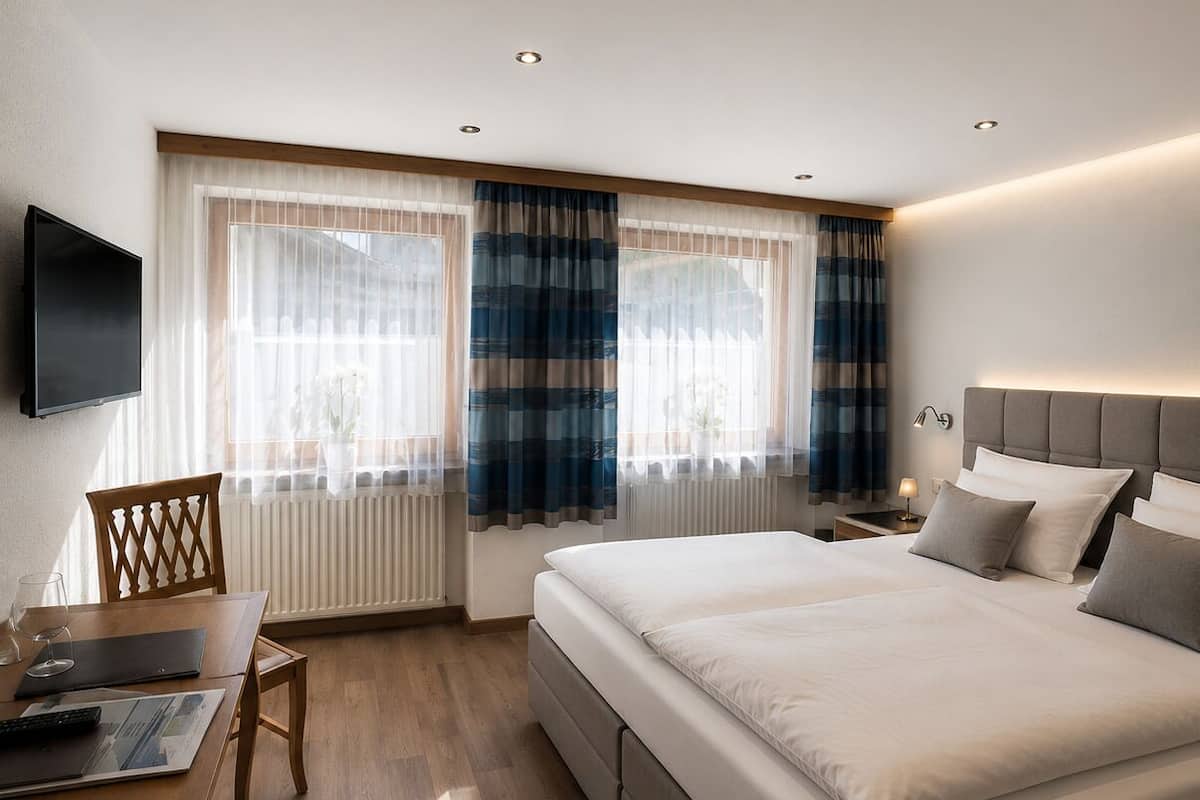 Hypo-allergenic bedding, in-room safe, free WiFi, bed sheets