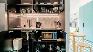 Coffee/tea maker, fridge, microwave, stovetop