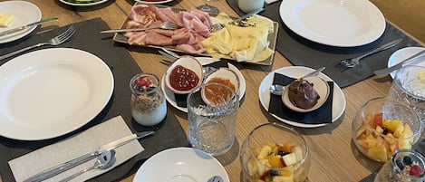 Tägliches inbegriffenes kontinentales Frühstück