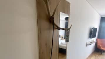 1 Schlafzimmer, Zimmersafe, individuell dekoriert, Schreibtisch