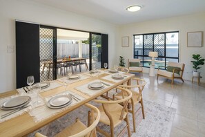 Dining - Sandy Feet Retreat in Warana (Warana)