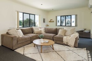 TV, books, stereo, offices - Sandy Feet Retreat in Warana (Warana)