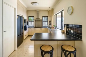 Fridge, microwave, oven, stovetop - Sandy Feet Retreat in Warana (Warana)