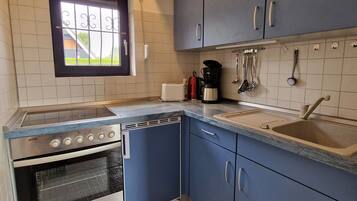 Kühlschrank, Ofen, Herdplatte, Wasserkocher mit Kaffee-/Teezubehör