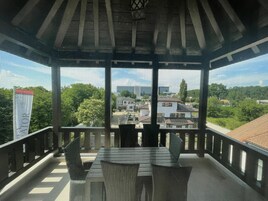 Espacio para trabajar con laptop y tabla de planchar con plancha 