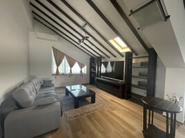 Penthouse | 1 bilik tidur, ruang kerja komputer riba, seterika/papan seterika 