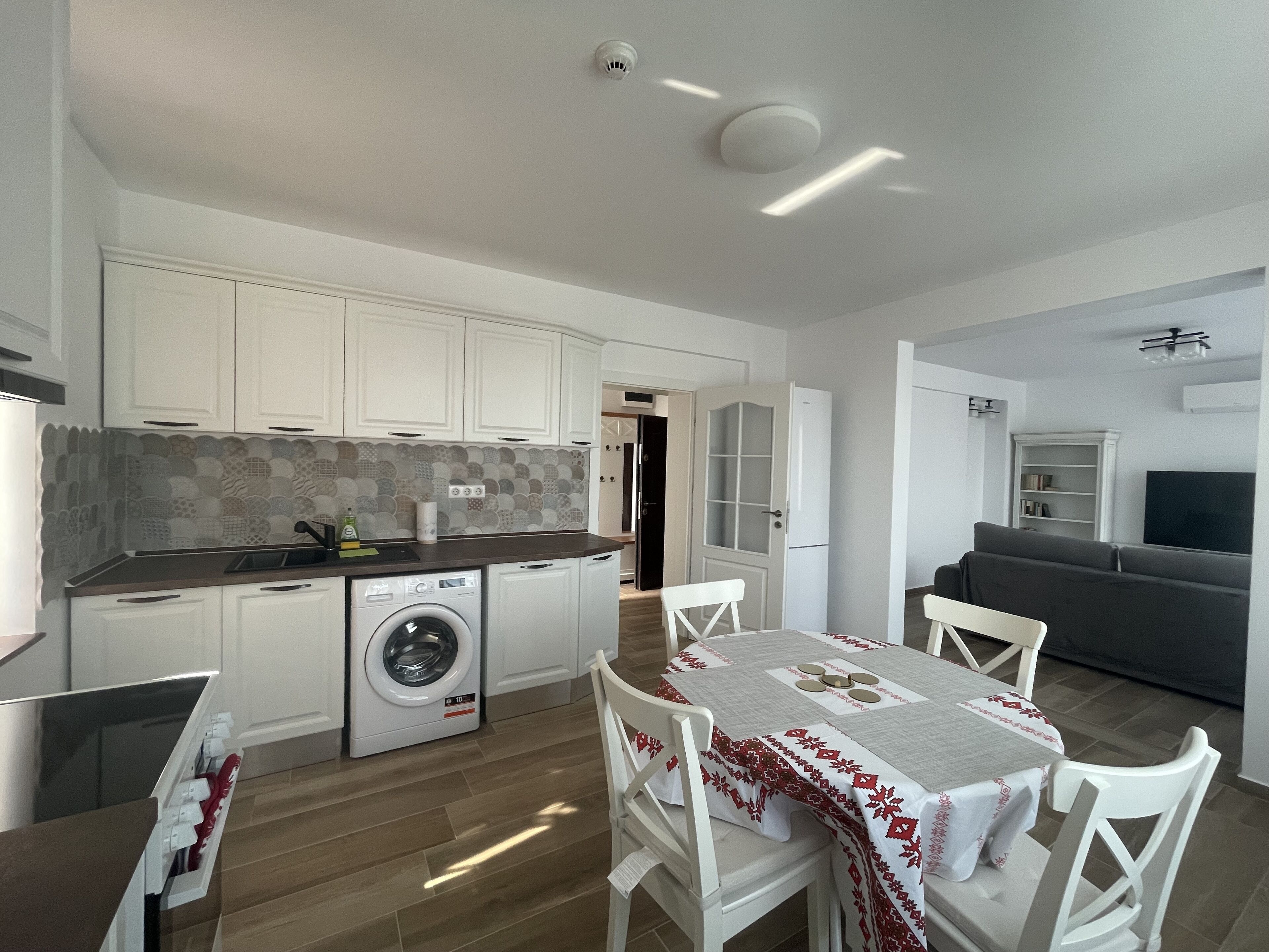 Departamento | Cocina privada | Refrigerador con congelador, microondas, horno y cafetera y tetera 