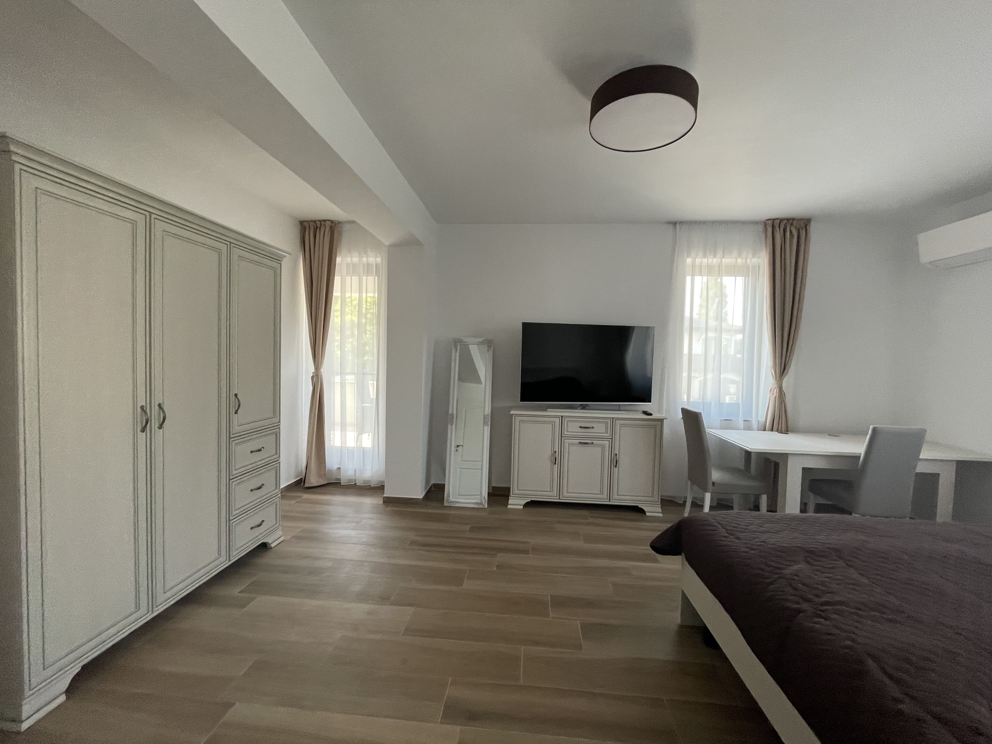 Departamento | Espacio para trabajar con laptop y tabla de planchar con plancha 