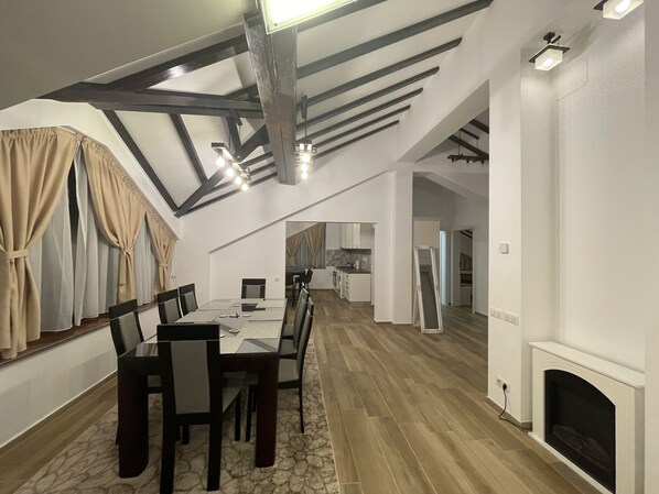 Loftsleilighet | Skrivebord for bærbar PC, strykejern/-brett og wi-fi (inkludert)