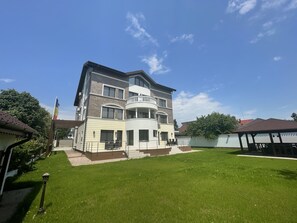 Exterior - Iarca Inn (Bucharest)