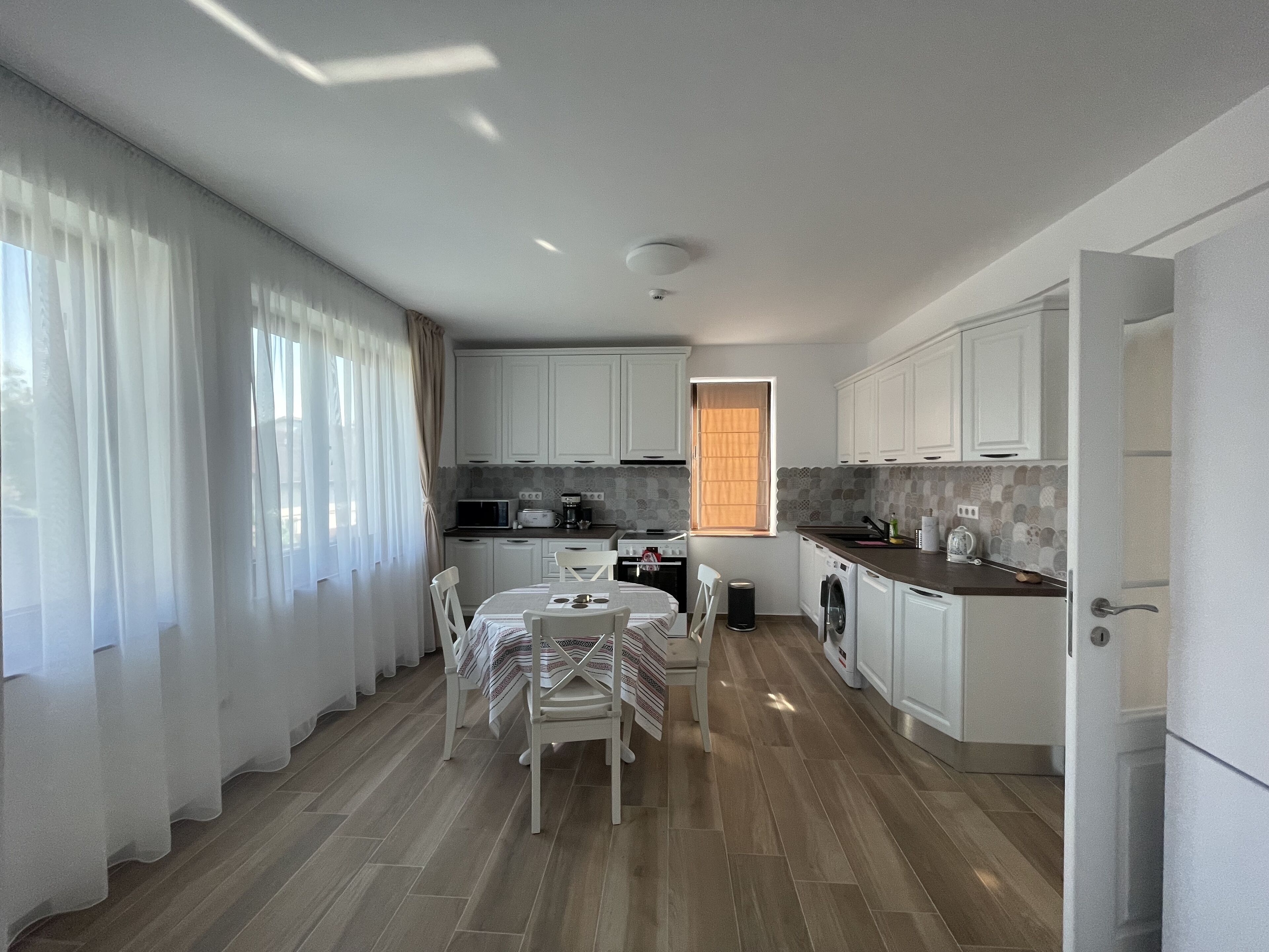 Departamento | Cocina privada | Refrigerador con congelador, microondas, horno y cafetera y tetera 
