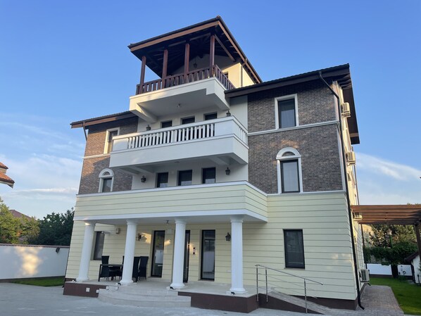 Front of property - Iarca Inn (Bucharest)