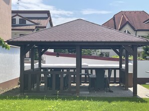 Outdoor dining - Iarca Inn (Bucharest)