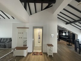 Espacio para trabajar con laptop y tabla de planchar con plancha 