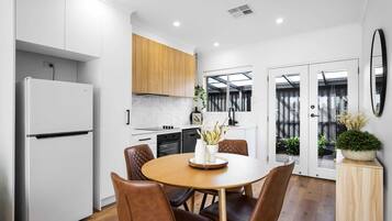 Fridge, oven, stovetop, dishwasher