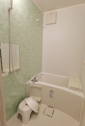 Een haardroger, handdoeken