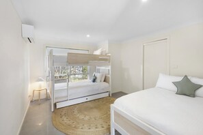 3 habitaciones, tabla de planchar con plancha, internet y ropa de cama