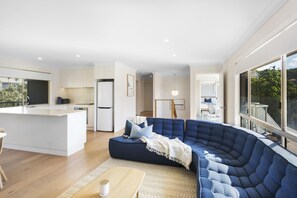 TV, video games - Bombora - Spacious Airy Townhouse By the Beach (Lennox Head)