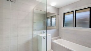 Dusche, Haartrockner, Handtücher