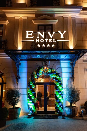 The ENVY HOTEL entrance with a decorative arch of illuminated balloons, a grand entrance, and a well-lit facade. - Envy Hotel (Durrës)