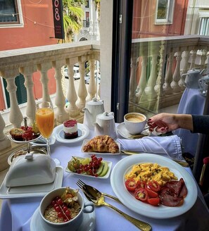 أغطية فراش متميزة وميني بار وتجهيزات عازلة للصوت ومكواة/لوح كي