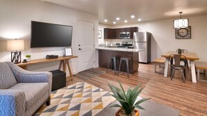 Un apartamento moderno con sala de estar, cocina y comedor.
