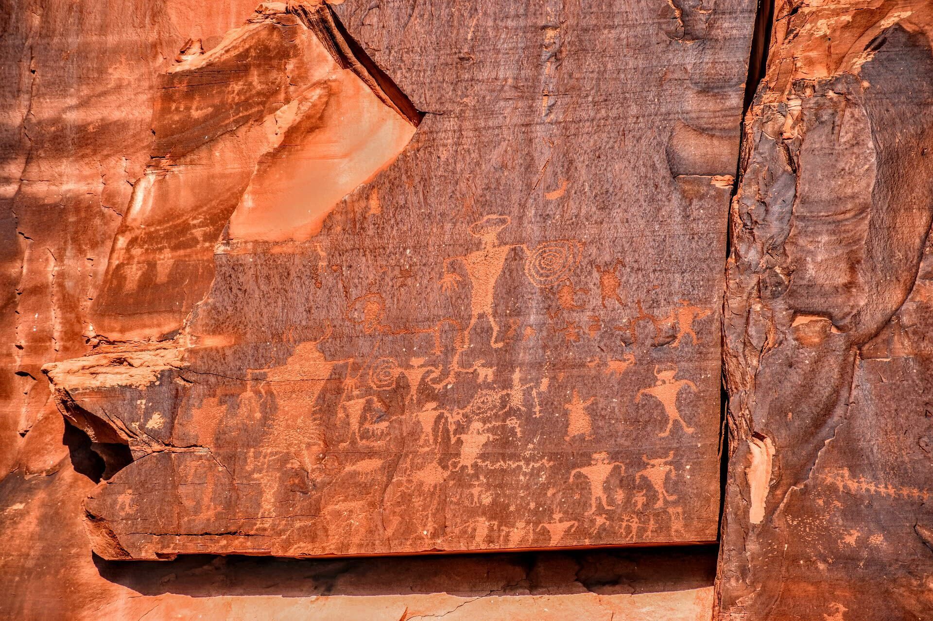 Un gros plan d’une surface rocheuse érodée, présentant des signes d’usure et des motifs naturels.