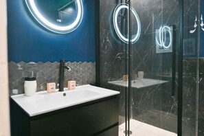 Shower, hair dryer, towels - Le Marais Pl de la Bastille 3BD 3BTH for 10 guests (Paris)