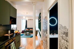 Fridge, microwave, oven, stovetop - Le Marais Pl de la Bastille 3BD 3BTH for 10 guests (Paris)