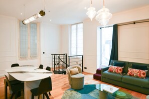 Interior - Le Marais Pl de la Bastille 3BD 3BTH for 10 guests (Paris)