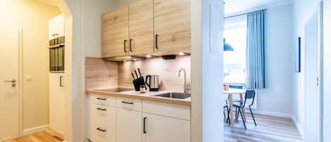 Fridge, oven, stovetop, dishwasher