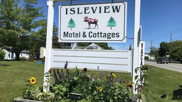 Señal del motel Isleview & Cabañas, con un gráfico de alce y pino.