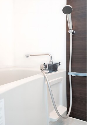 Secador de cabelo, bidê, toalhas de banho, sabonete