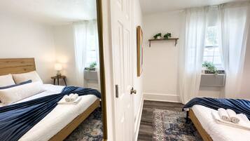 2 habitaciones, tabla de planchar con plancha y cuna de viaje
