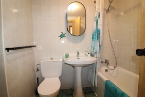 Badewanne, Haartrockner, Handtücher