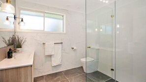 Shower, hair dryer, towels - Bluebird Cottage – cheerful and cosy home, short distance to Bowral (Bowral)