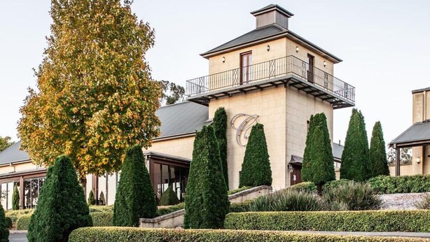 A modern building with a tower, a covered walkway, and well-manicured landscaping. - Bluebird Cottage – cheerful and cosy home, short distance to Bowral (Bowral)