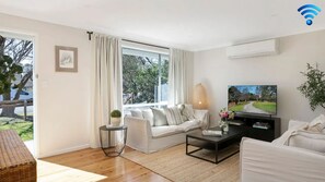 Smart TV - Bluebird Cottage – cheerful and cosy home, short distance to Bowral (Bowral)