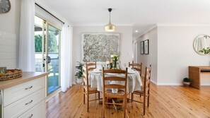 Dining - Bluebird Cottage – cheerful and cosy home, short distance to Bowral (Bowral)