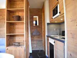 Réfrigérateur, micro-ondes, plaque de cuisson, lave-vaisselle