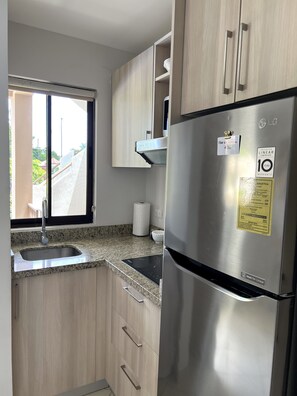 Kühlschrank, Mikrowelle, Herdplatte, Wasserkocher mit Kaffee-/Teezubehör