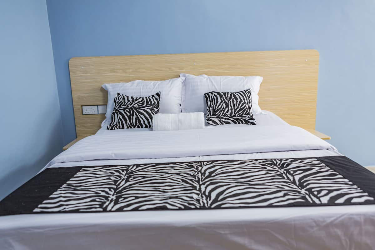 Queen Deluxe Room | 1 bedroom, in-room safe, desk, laptop workspace